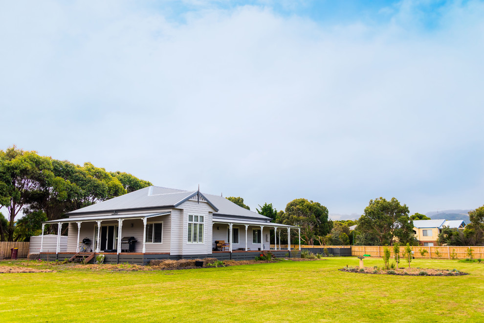 Inspiration for a large and gey farmhouse bungalow detached house in Geelong with a pitched roof and a metal roof.