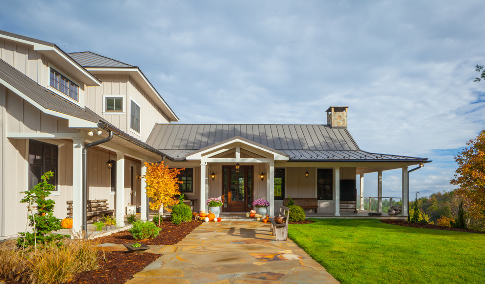 Modelo de fachada de casa beige de estilo de casa de campo de tamaño medio de una planta con tejado de metal, revestimiento de madera y tejado a cuatro aguas