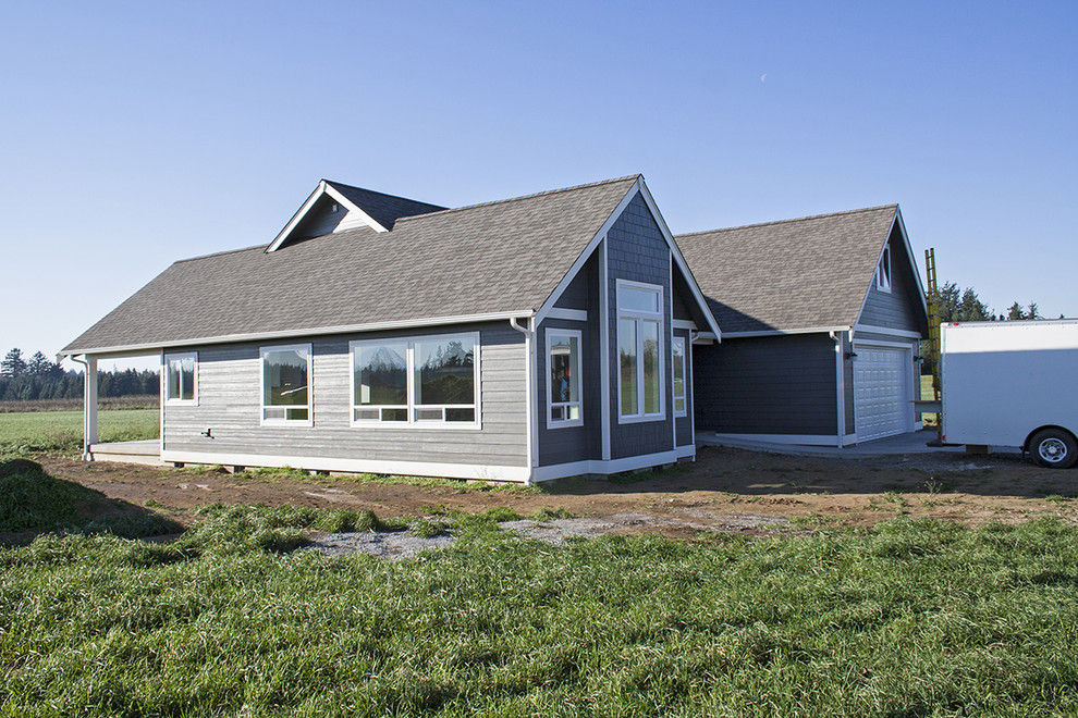Modelo de fachada gris de estilo americano de tamaño medio de dos plantas con revestimiento de aglomerado de cemento y tejado a dos aguas