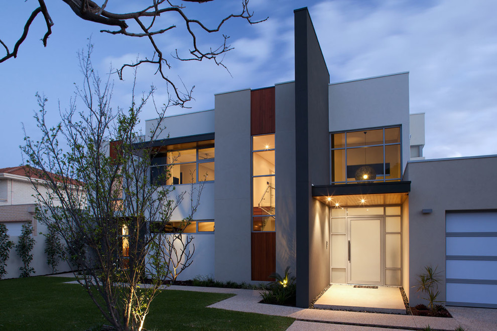Diseño de fachada gris actual grande de dos plantas con revestimiento de ladrillo
