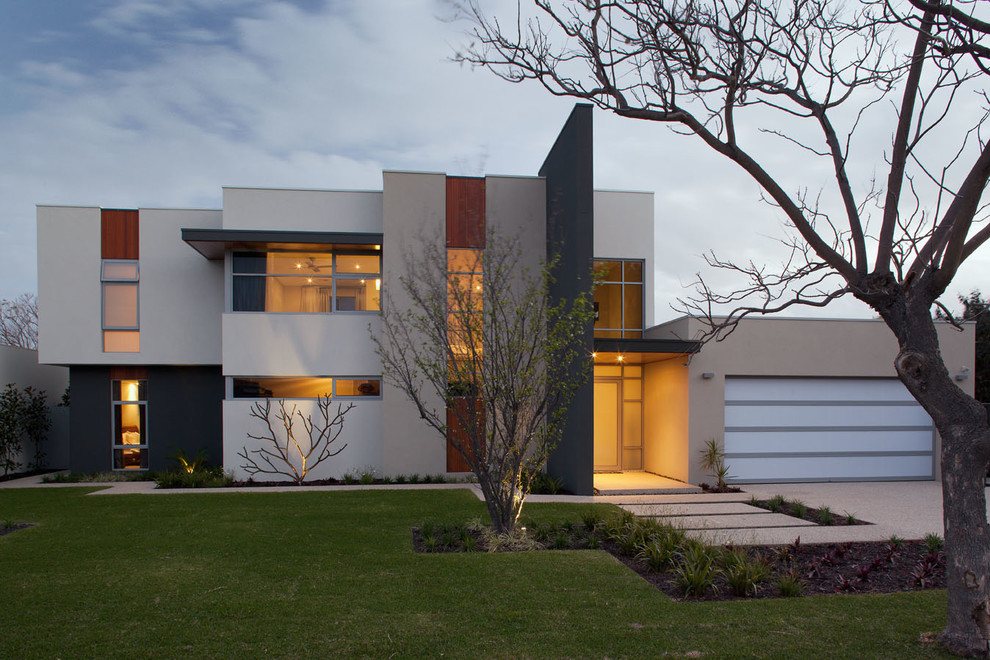 Cette photo montre une grande façade de maison grise tendance en brique à un étage.