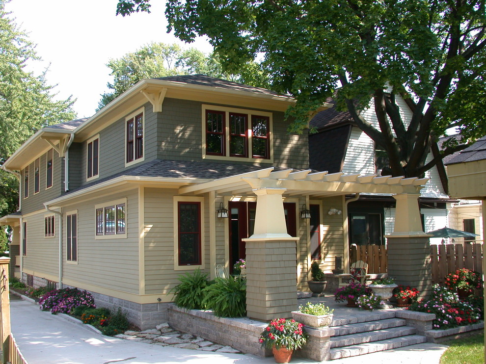 Источник вдохновения для домашнего уюта: большой, двухэтажный, зеленый дом в классическом стиле с комбинированной облицовкой и вальмовой крышей