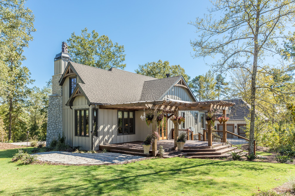 Zweistöckiges Rustikales Einfamilienhaus mit beiger Fassadenfarbe, Satteldach und Schindeldach in Atlanta