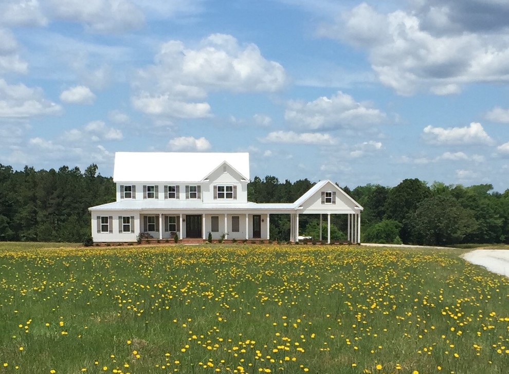 Modelo de fachada blanca de estilo de casa de campo grande de dos plantas con tejado a dos aguas