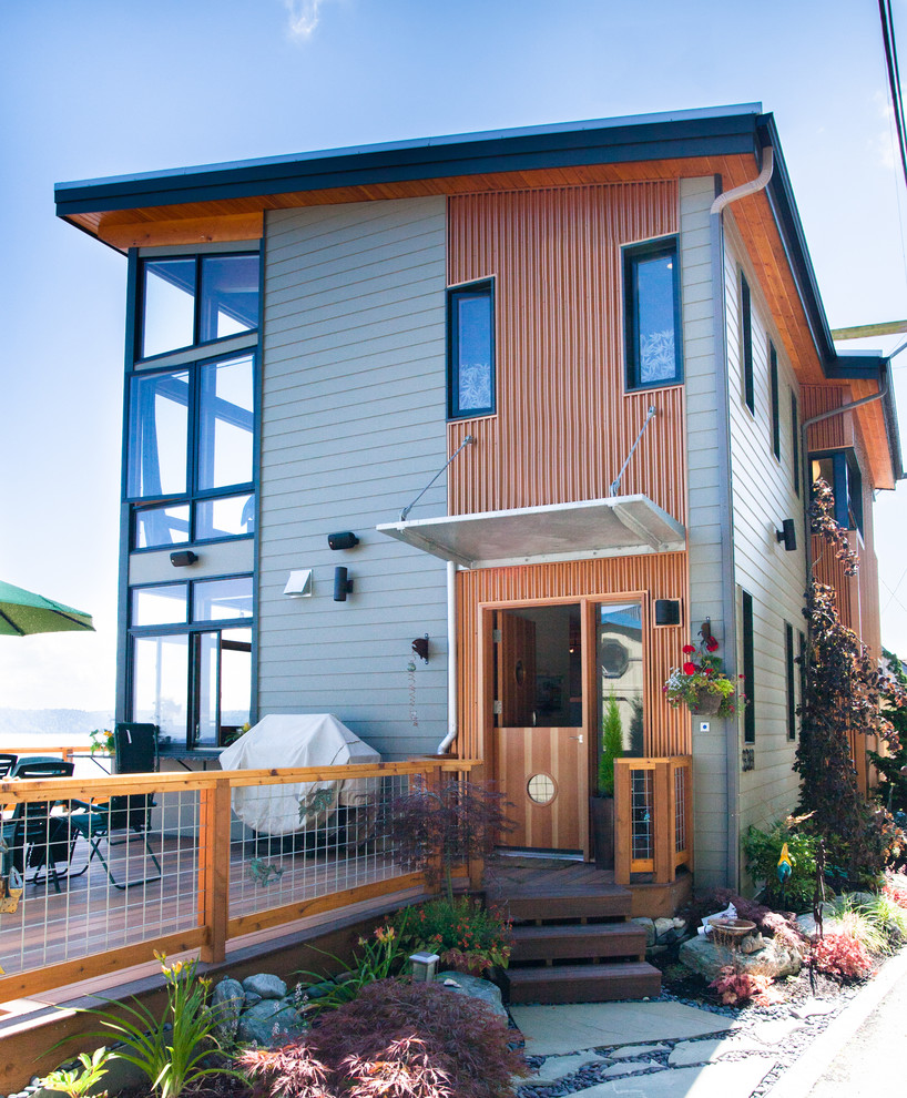 Идея дизайна: двухэтажный, разноцветный частный загородный дом среднего размера в современном стиле с облицовкой из металла