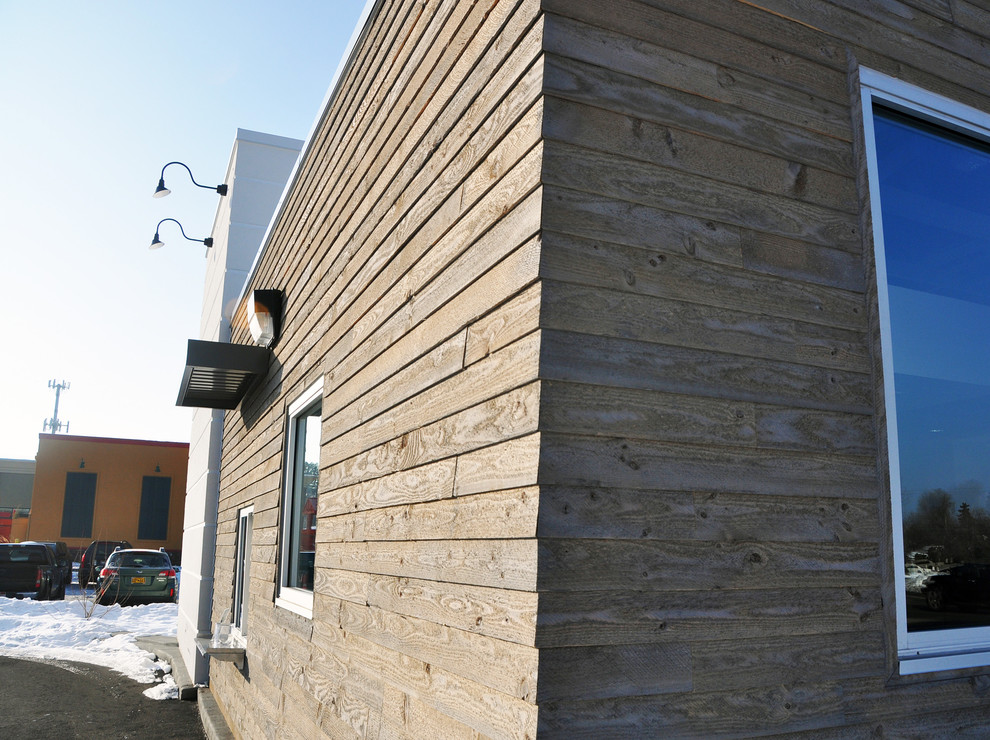 Idee per la facciata di una casa rustica con rivestimento in legno