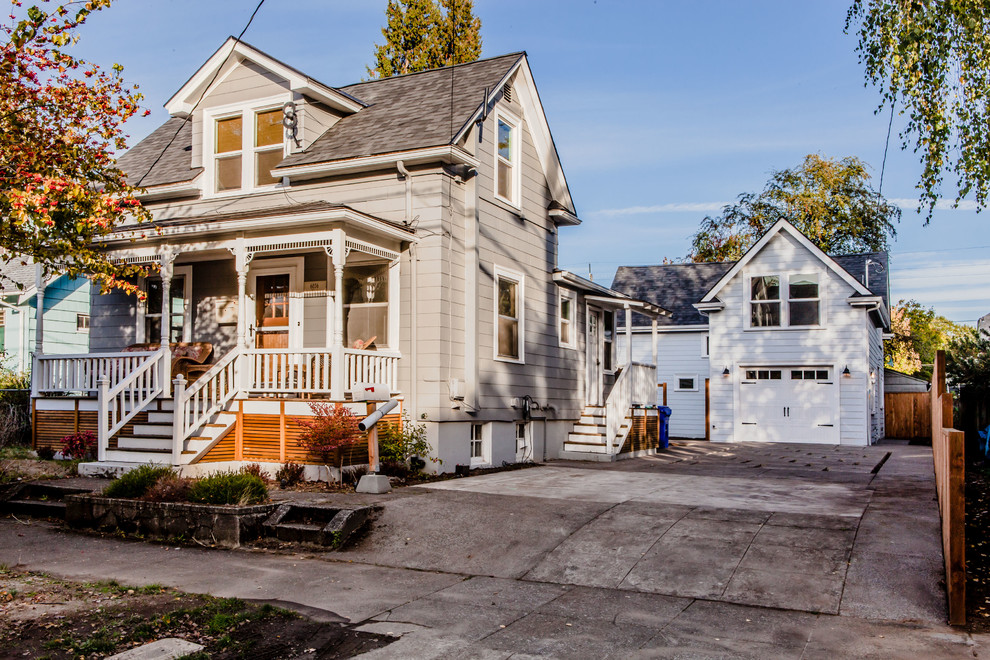 Kleines, Zweistöckiges Klassisches Haus mit Faserzement-Fassade, grauer Fassadenfarbe und Satteldach in Portland