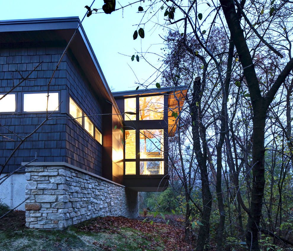 Modernes Haus mit Glasfassade, schwarzer Fassadenfarbe und Flachdach in Milwaukee