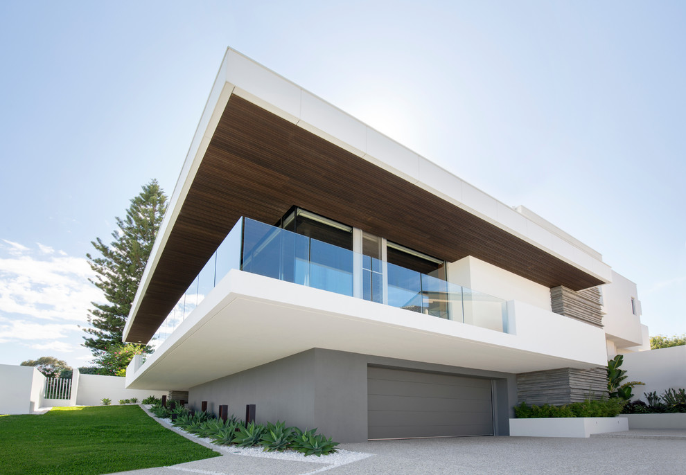 Modelo de fachada de casa blanca moderna grande de dos plantas con revestimiento de hormigón, tejado plano y tejado de metal