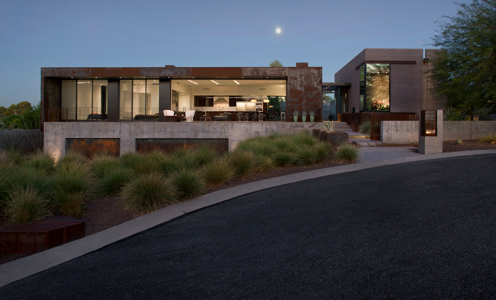 Großes, Zweistöckiges Modernes Haus mit Metallfassade, Flachdach und roter Fassadenfarbe in Phoenix