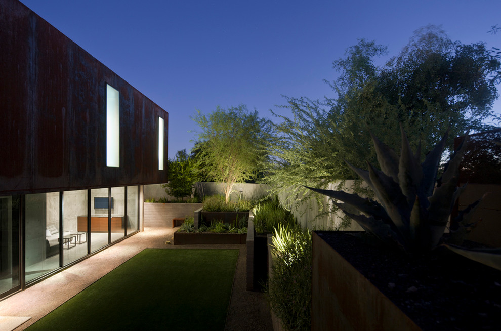 Foto de fachada multicolor minimalista grande de dos plantas con tejado plano y revestimiento de metal