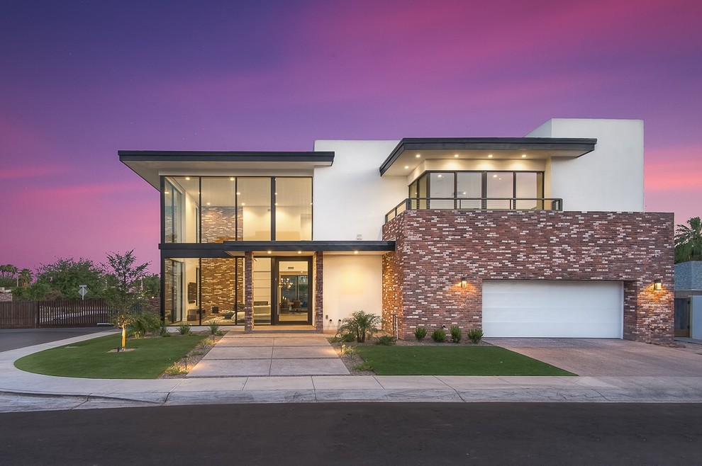 Großes, Zweistöckiges Modernes Haus mit Backsteinfassade, weißer Fassadenfarbe und Flachdach in Phoenix