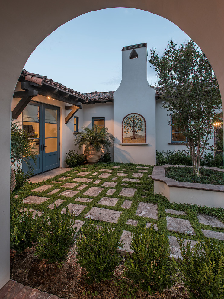Großes, Einstöckiges Mediterranes Einfamilienhaus mit Putzfassade, weißer Fassadenfarbe, Satteldach und Schindeldach in Phoenix