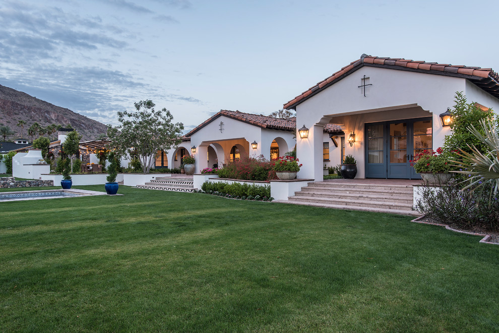 Großes, Einstöckiges Mediterranes Einfamilienhaus mit Putzfassade, weißer Fassadenfarbe, Satteldach und Schindeldach in Phoenix