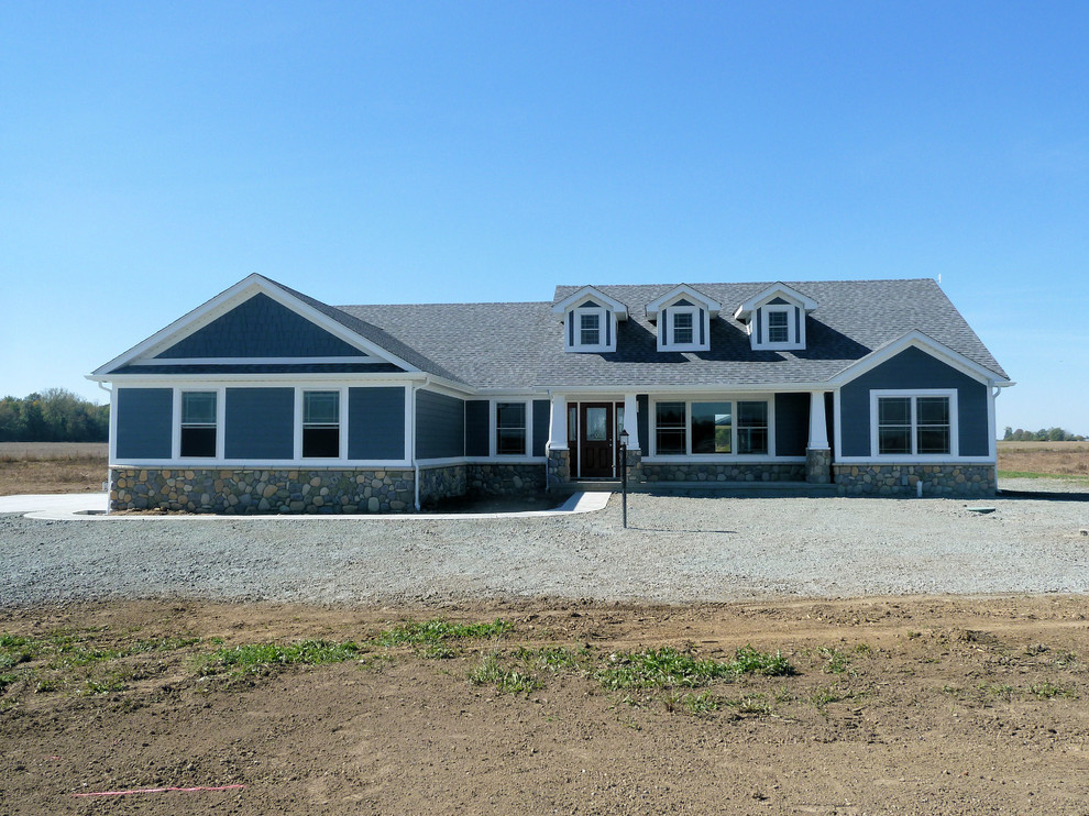 Exemple d'une façade de maison bleue nature de taille moyenne et de plain-pied avec un revêtement mixte.