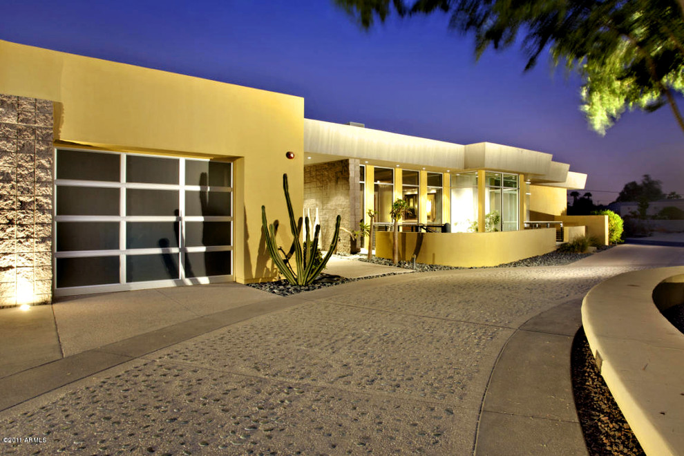 Geräumiges, Zweistöckiges Modernes Haus mit Mix-Fassade und gelber Fassadenfarbe in Phoenix