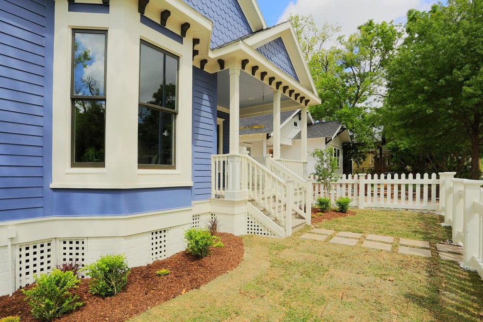 Exemple d'une façade de maison bleue chic en panneau de béton fibré de taille moyenne et de plain-pied.