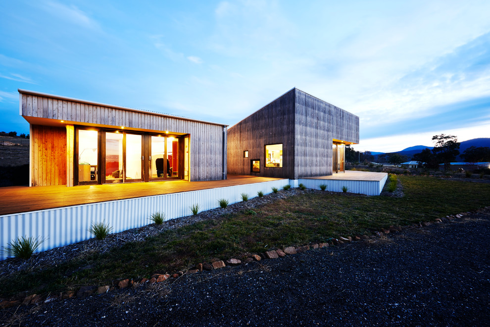 Idées déco pour une façade de maison grise moderne en bois de taille moyenne et de plain-pied.