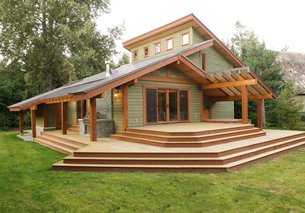Modelo de fachada de casa verde rústica grande de dos plantas con revestimiento de madera, tejado a dos aguas y tejado de metal