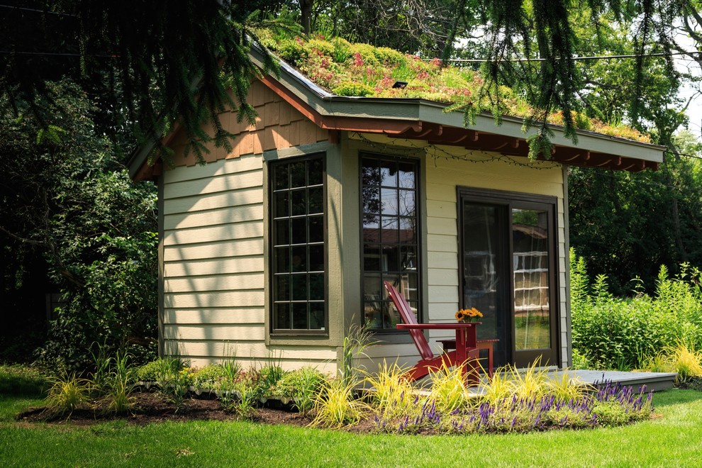 Cette image montre une petite façade de maison beige craftsman en bois de plain-pied avec un toit à deux pans et un toit végétal.