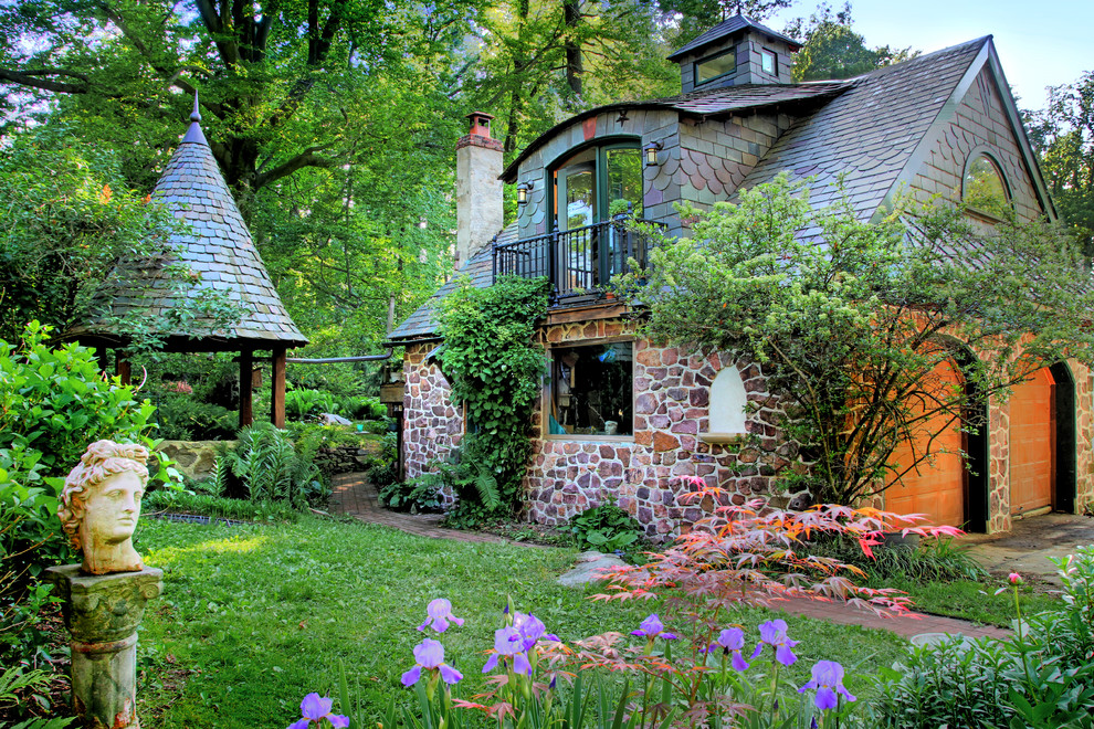 Foto de fachada de casa multicolor tradicional de tamaño medio de dos plantas con revestimiento de piedra y tejado de teja de madera