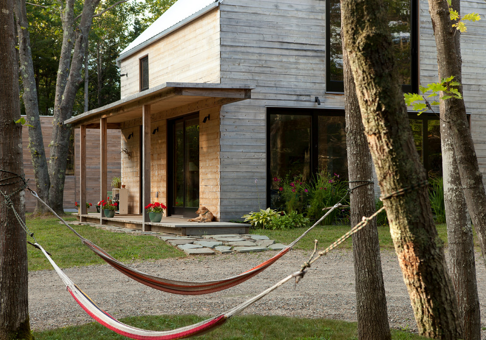 На фото: маленький, двухэтажный, деревянный дом в современном стиле для на участке и в саду
