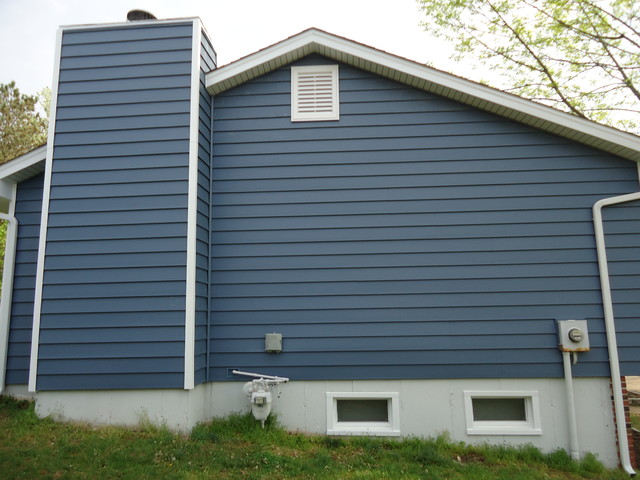 Architectural 7" wide insulated vinyl siding - Regatta Blue/White Trim -  Traditional - House Exterior - St Louis - by Clearview Windows and Siding |  Houzz IE