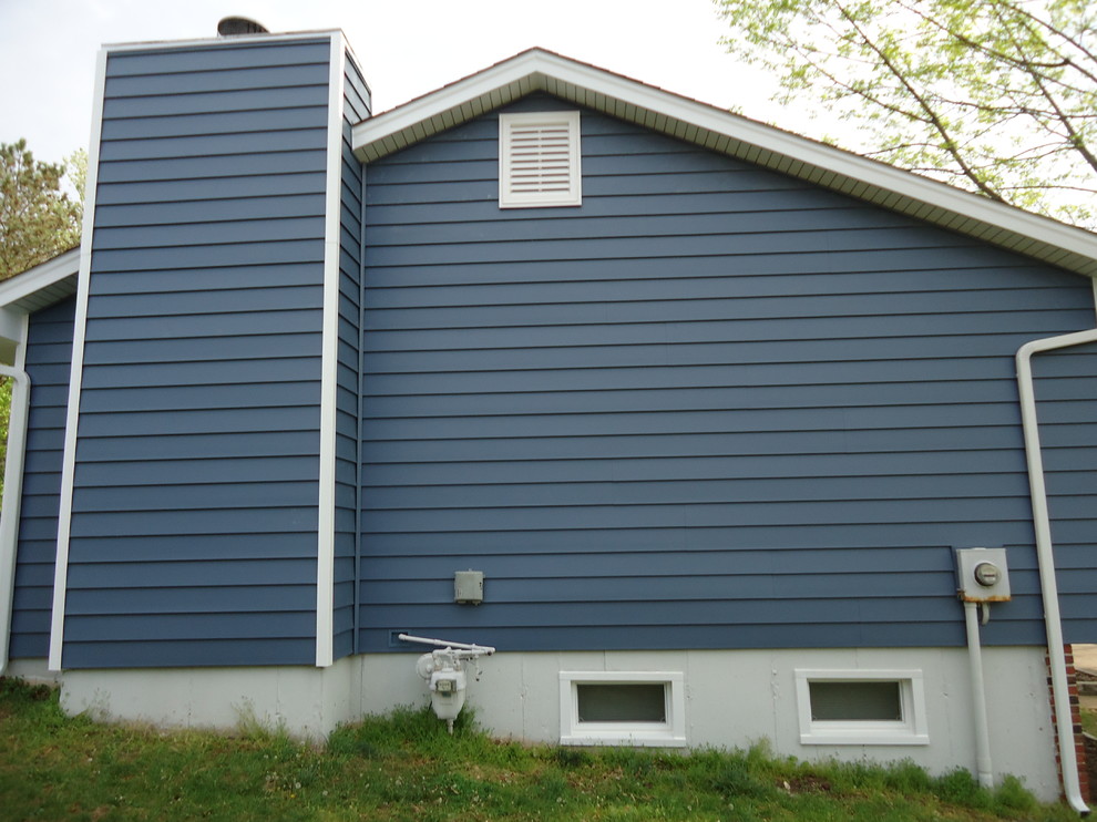 Immagine della facciata di una casa piccola blu classica a piani sfalsati con rivestimento in vinile