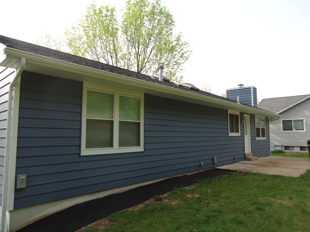 Photo of a small and blue traditional split-level house exterior in St Louis with vinyl cladding.