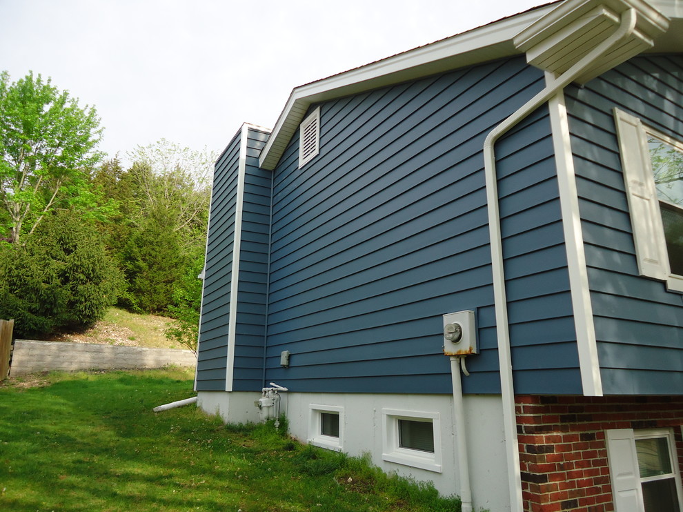 Architectural 7" wide insulated vinyl siding Regatta Blue/White Trim