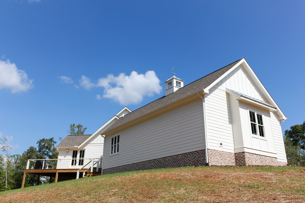 Immagine della villa bianca country a due piani di medie dimensioni con rivestimento in legno, tetto a capanna e copertura a scandole