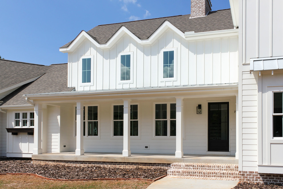 Foto de fachada de casa blanca campestre de tamaño medio de dos plantas con revestimiento de madera, tejado a dos aguas y tejado de teja de madera