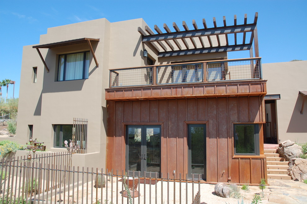Mediterranes Haus mit Metallfassade in Phoenix