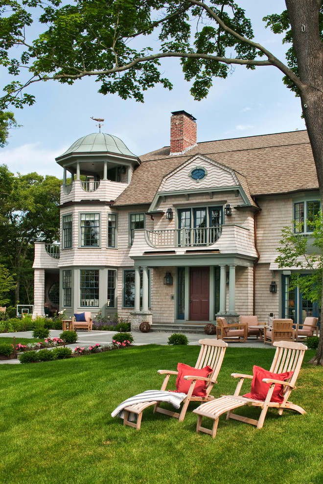 Стильный дизайн: трехэтажный, деревянный, бежевый дом в викторианском стиле с мансардной крышей - последний тренд