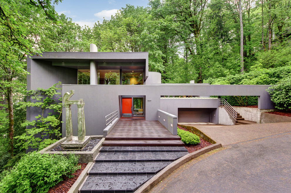 Großes Modernes Haus mit grauer Fassadenfarbe und Flachdach in Portland