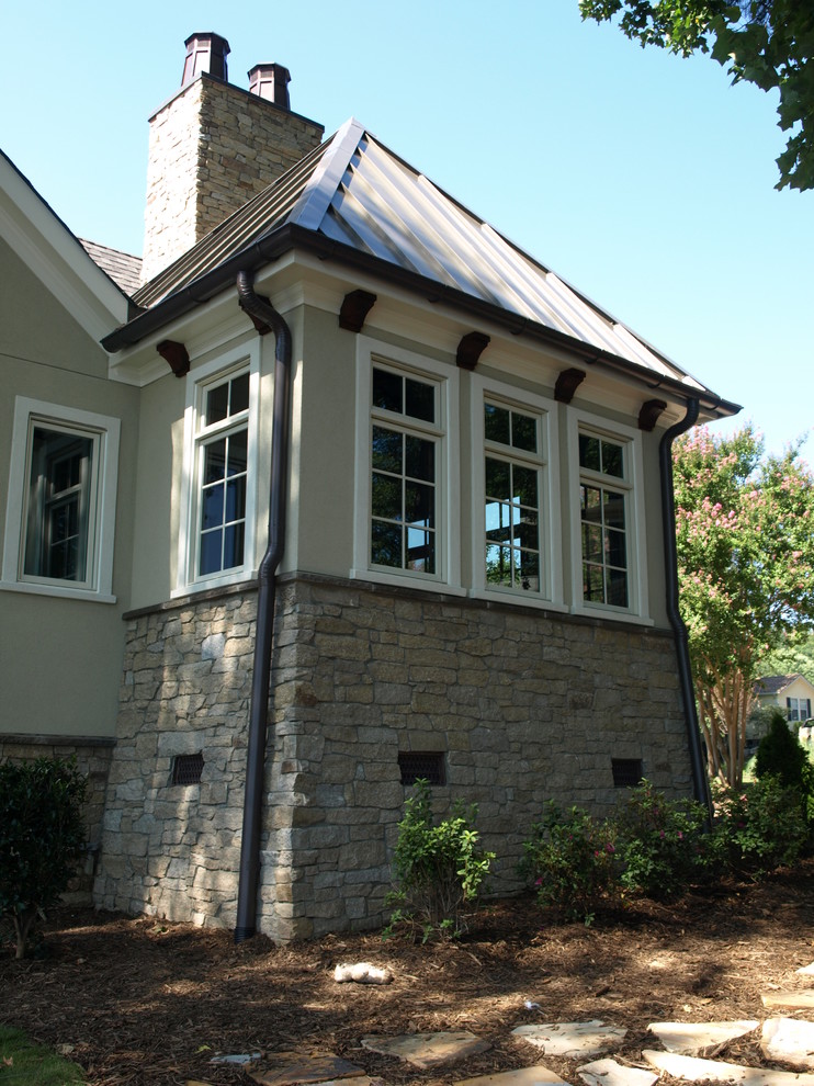 Exemple d'une grande façade de maison marron tendance en pierre à un étage.