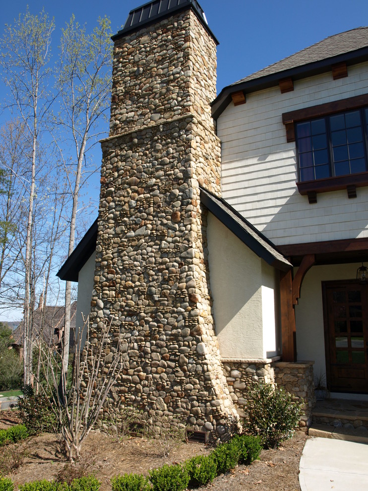 Bild på ett stort amerikanskt brunt stenhus, med två våningar