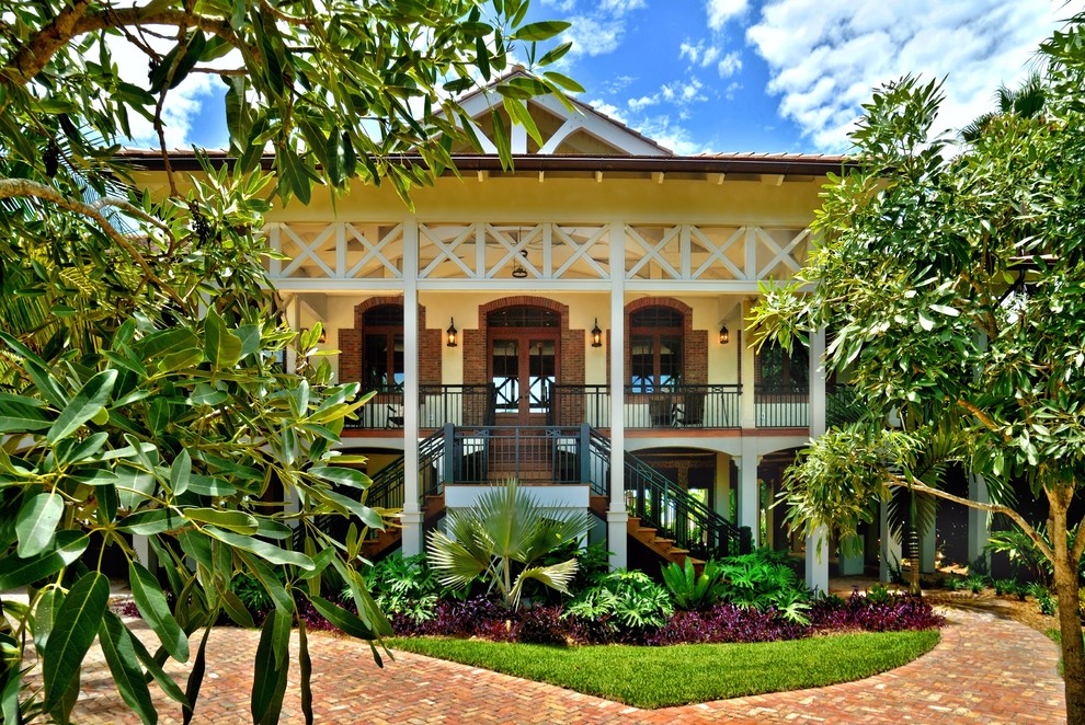 Foto della facciata di una casa tropicale a tre piani