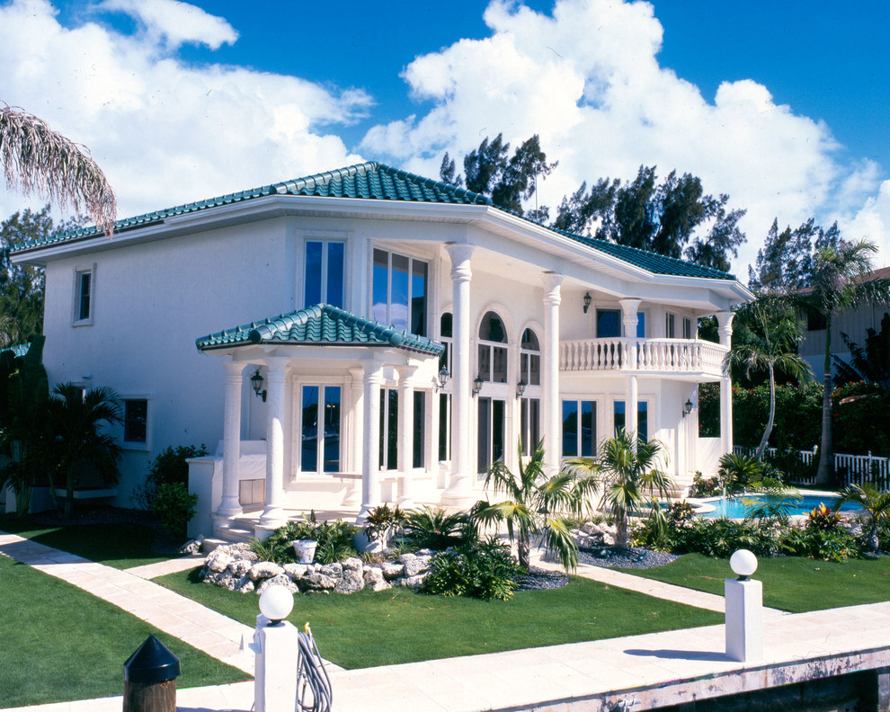 Tropical exterior home idea in Miami