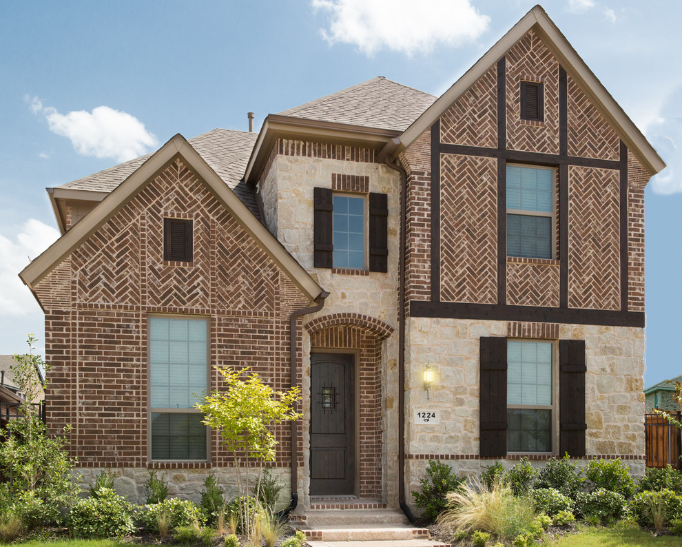 Klassisches Haus mit Mix-Fassade, brauner Fassadenfarbe und Satteldach in Dallas