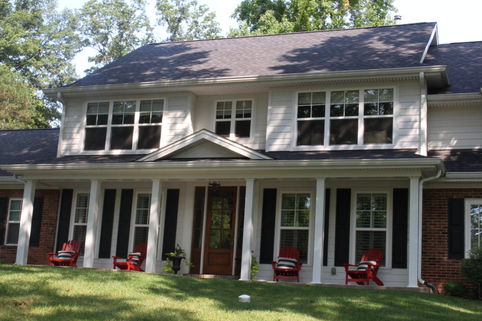 Ejemplo de fachada de casa blanca de estilo de casa de campo grande de dos plantas con revestimiento de aglomerado de cemento