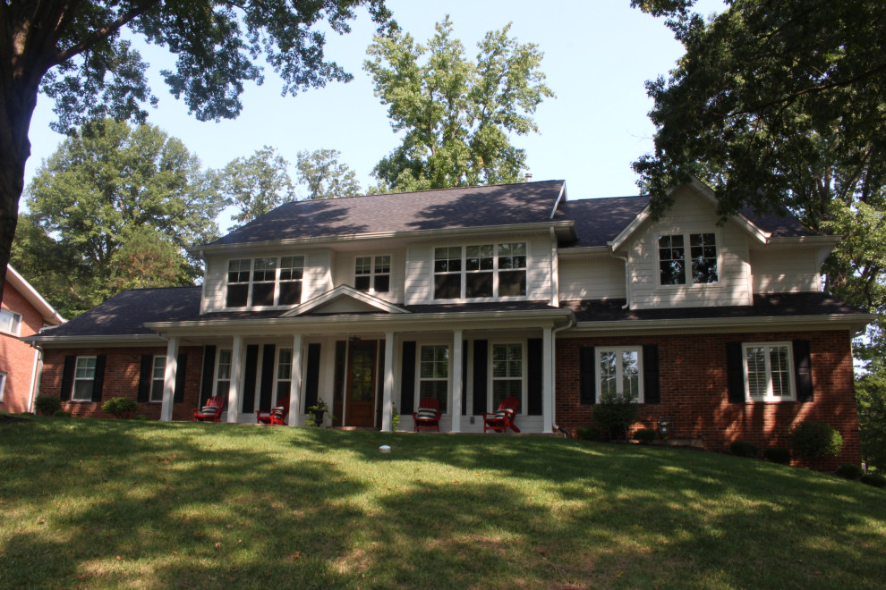 Großes, Zweistöckiges Landhausstil Einfamilienhaus mit Faserzement-Fassade und weißer Fassadenfarbe in St. Louis
