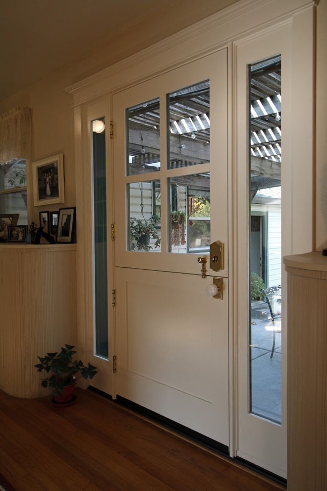 Example of a cottage exterior home design in Sacramento