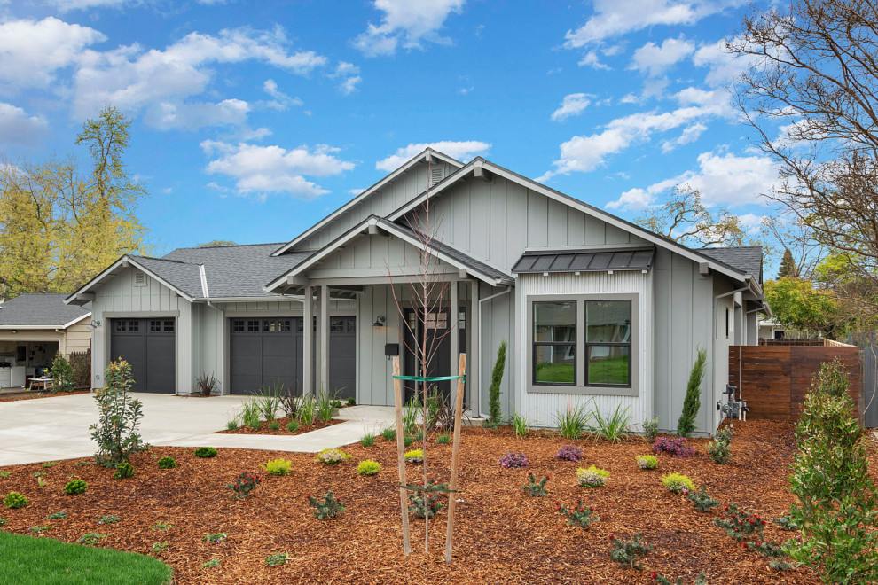 Example of a large farmhouse gray one-story metal exterior home design in Sacramento with a mixed material roof