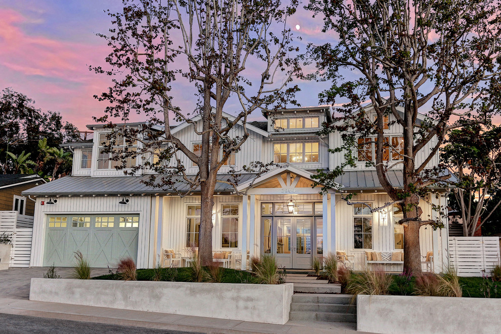 Großes, Zweistöckiges Landhausstil Haus mit Vinylfassade, weißer Fassadenfarbe und Satteldach in Los Angeles