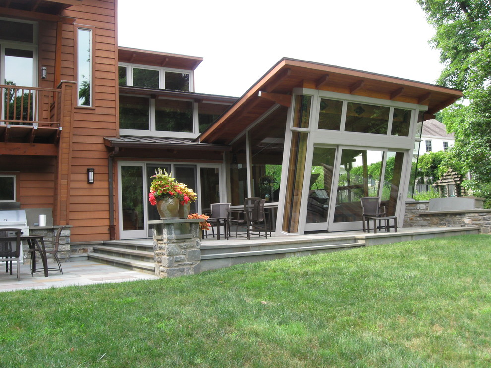 Ejemplo de fachada de casa marrón minimalista de tamaño medio de dos plantas con revestimiento de madera y tejado de metal