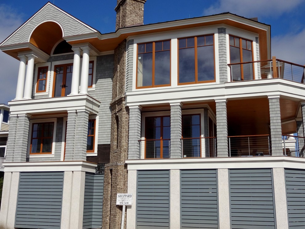 Maritimes Haus mit grauer Fassadenfarbe in Charleston