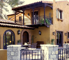 Immagine della facciata di una casa ampia mediterranea