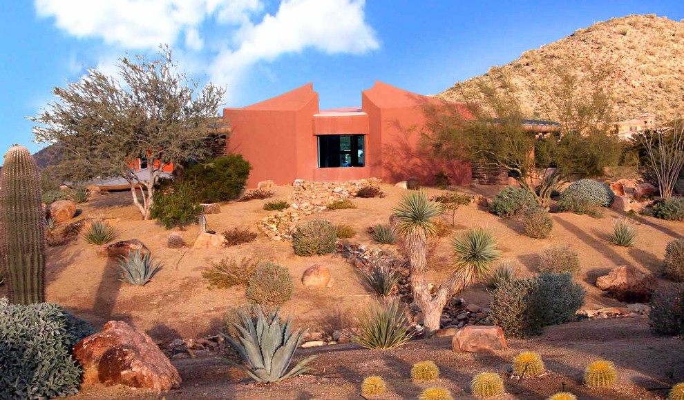 Kleines, Zweistöckiges Modernes Haus mit Putzfassade, oranger Fassadenfarbe und Flachdach in Phoenix