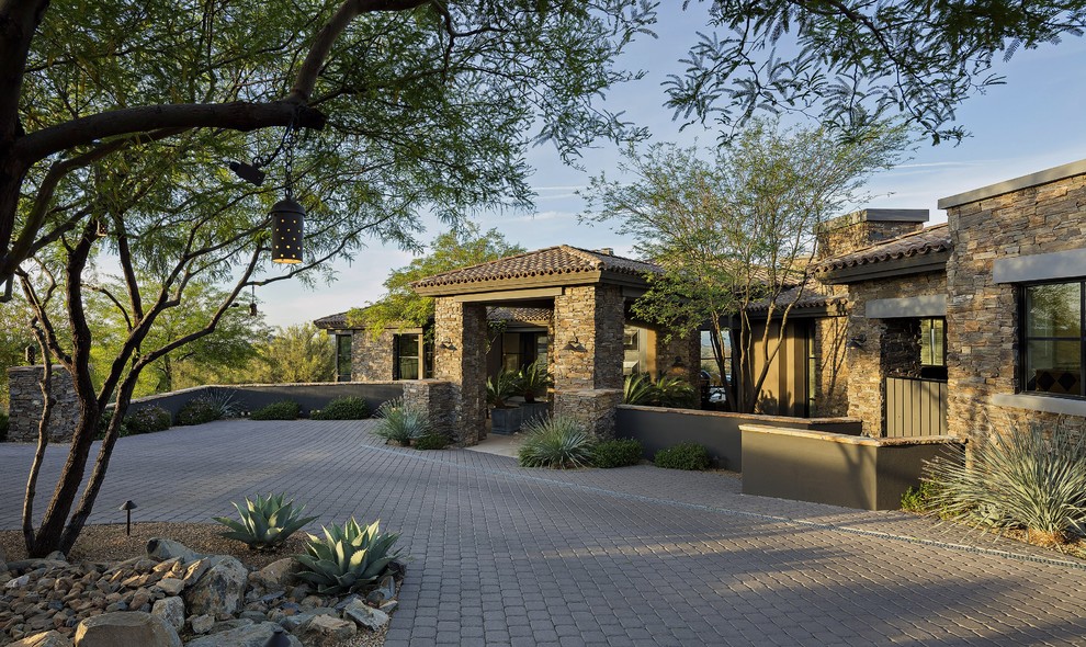 Geräumiges, Einstöckiges Modernes Haus mit Steinfassade, bunter Fassadenfarbe und Flachdach in Phoenix